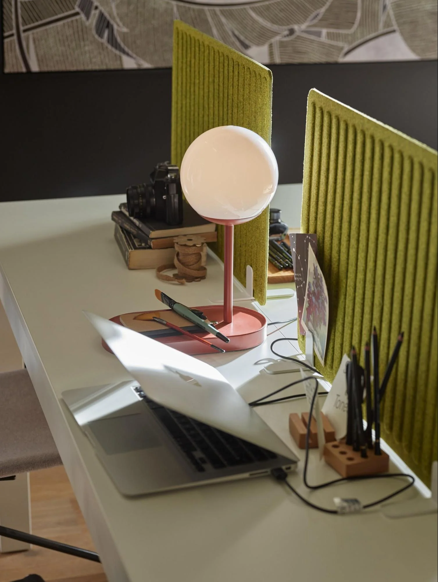 kulista lampa z ładowarką na biurku